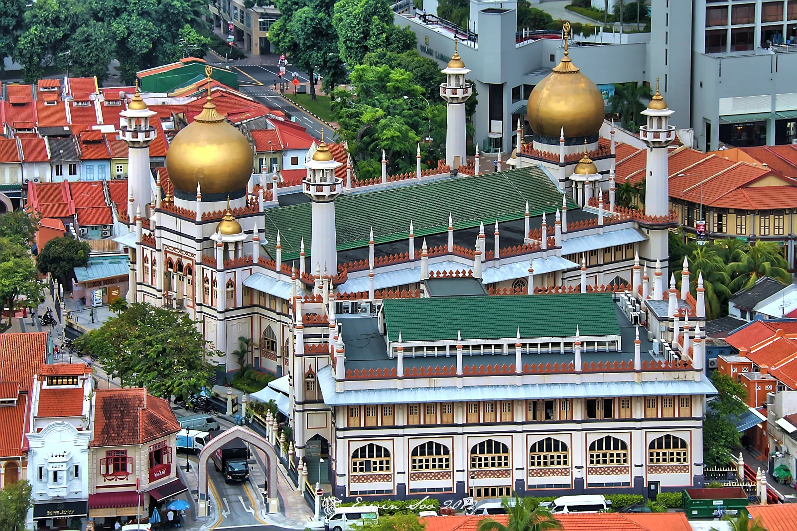 Sultan Mosque and surrounding buildings in Kampong Gelam, photographed in 2012